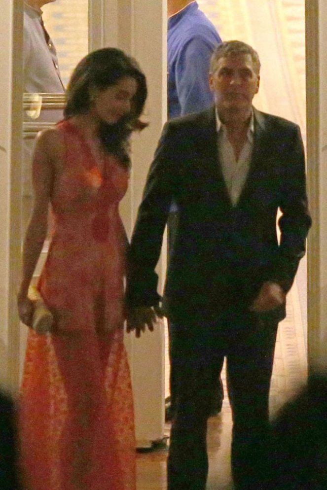 george-clooney-amal-clooney-dinner-italy-kiss-hold-hands003 (1)