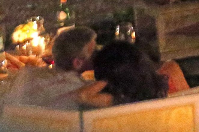 george-clooney-amal-clooney-dinner-italy-kiss-hold-hands007