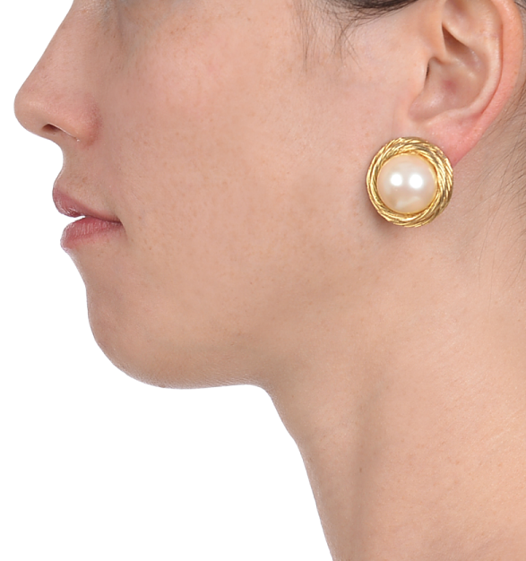 vintage jewelry_vintage givenchy pearl and twisted gold earrings_model