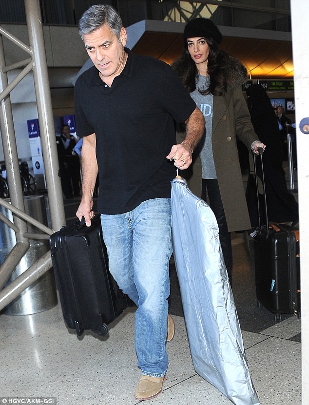 3c94a08c00000578-4165830-airplane_style_the_actor_kept_it_casual_in_jeans_and_a_collared_-a-1_1485563074727